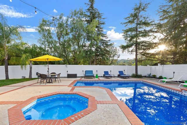 678 Via Rancho Pkwy, Escondido, CA 92029