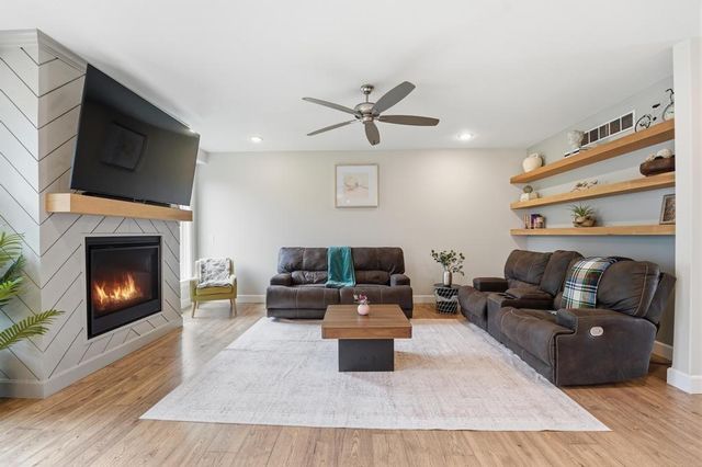 12573 S Sunray Drive, Olathe, KS 66061