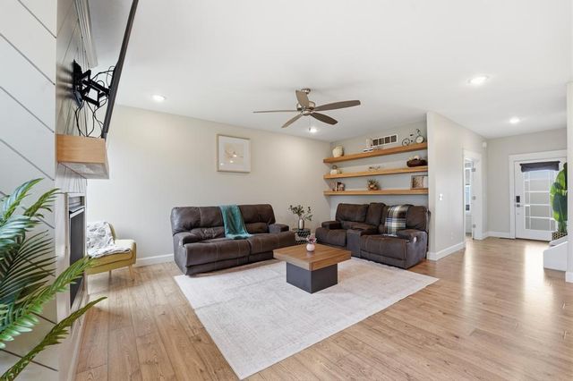 12573 S Sunray Drive, Olathe, KS 66061