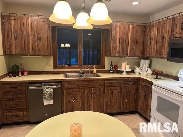 1322 CYNTHIA Court, Taylorville, IL 62568