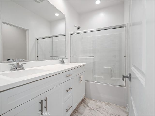 28645 Jardineras, Valencia, CA 91354