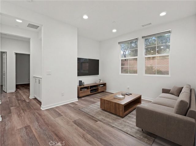 28645 Jardineras, Valencia, CA 91354