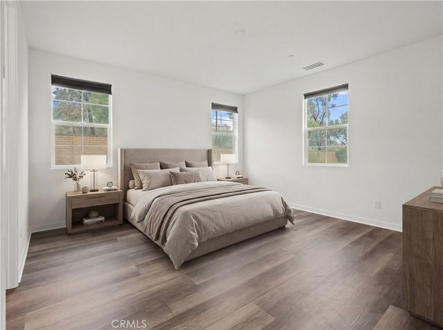 28645 Jardineras, Valencia, CA 91354