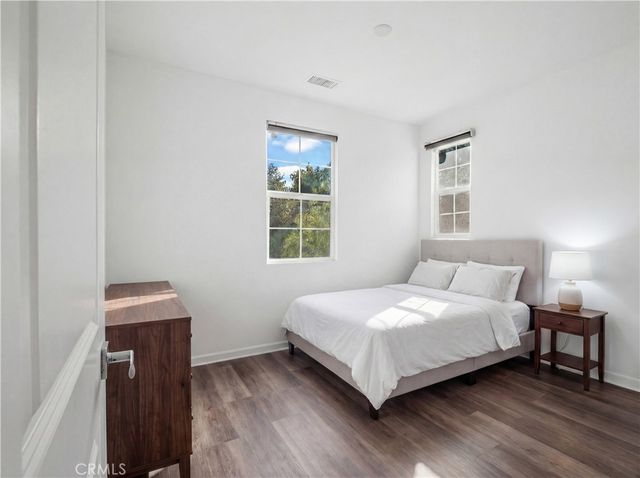 28645 Jardineras, Valencia, CA 91354