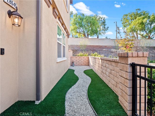 28645 Jardineras, Valencia, CA 91354