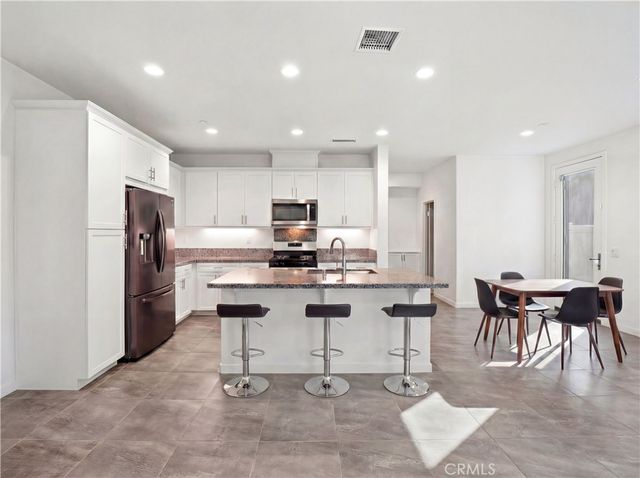 28645 Jardineras, Valencia, CA 91354