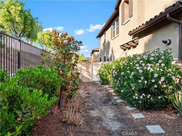 28645 Jardineras, Valencia, CA 91354