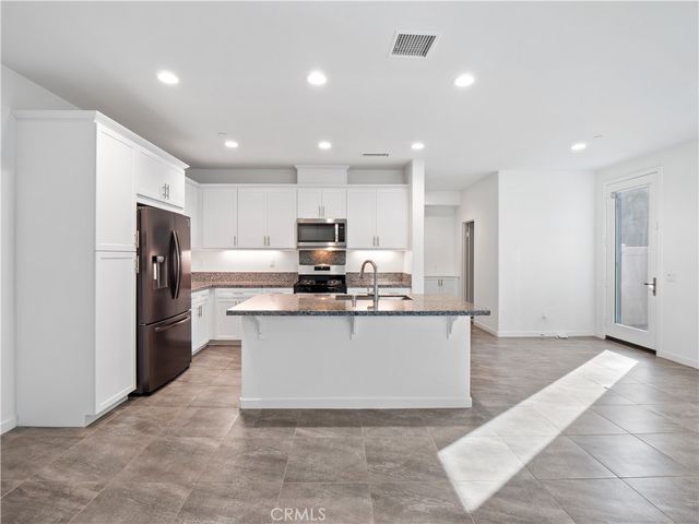 28645 Jardineras, Valencia, CA 91354