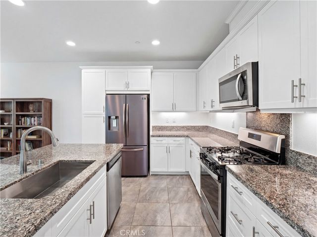 28645 Jardineras, Valencia, CA 91354