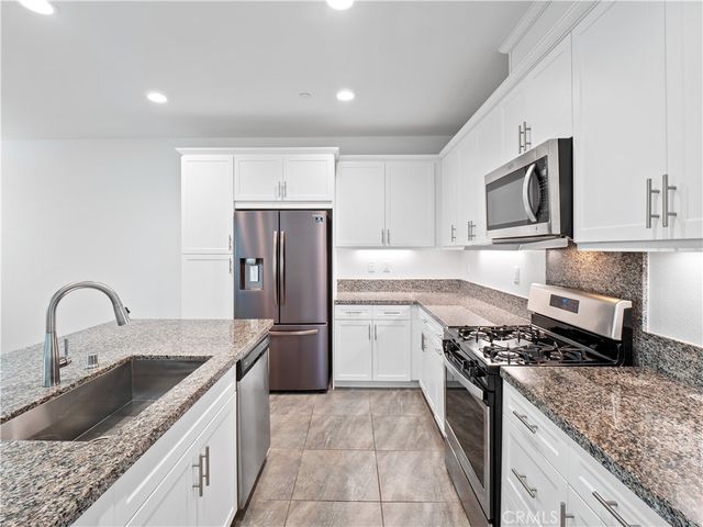 28645 Jardineras, Valencia, CA 91354