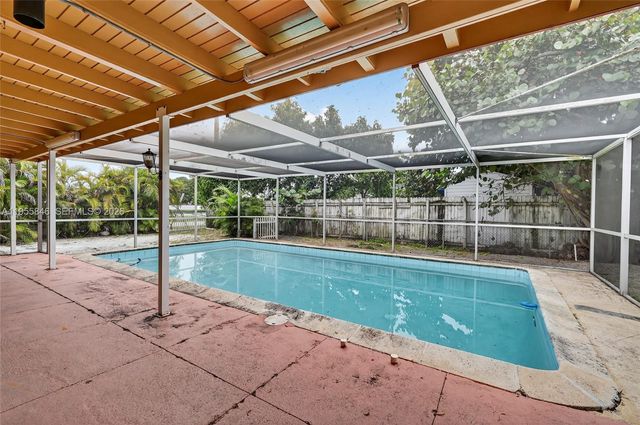 5700 NW 111th Ter, Hialeah, FL 33012