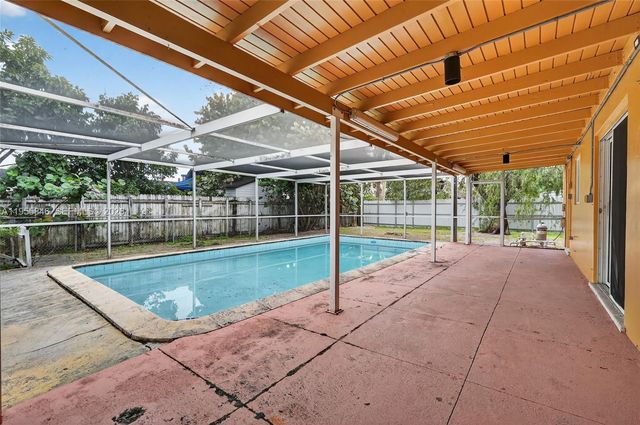 5700 NW 111th Ter, Hialeah, FL 33012