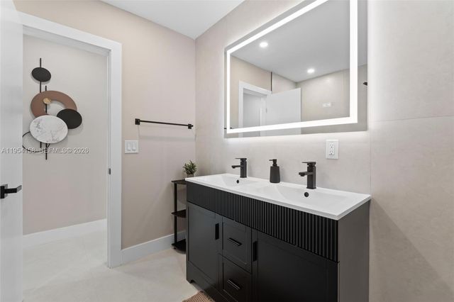 5341 SW 1st St, Plantation, FL 33317