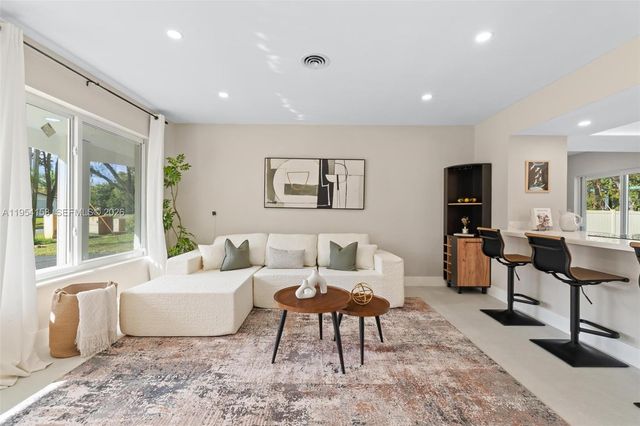 5341 SW 1st St, Plantation, FL 33317