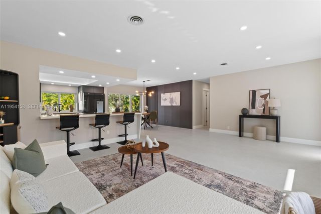 5341 SW 1st St, Plantation, FL 33317