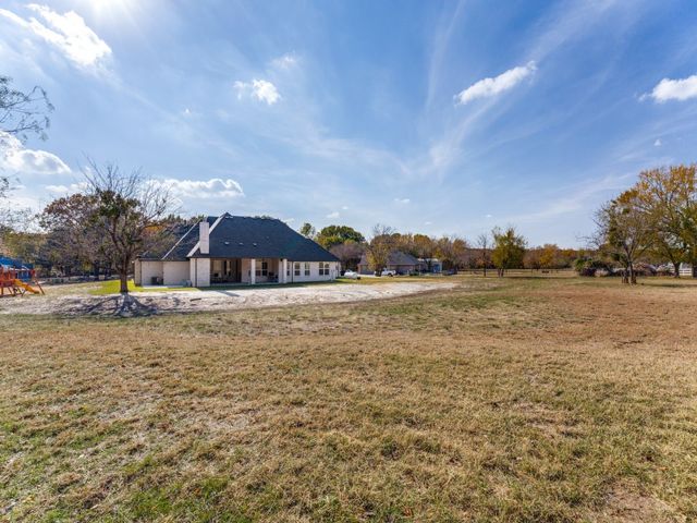 129 Lariat Court, Azle, TX 76020