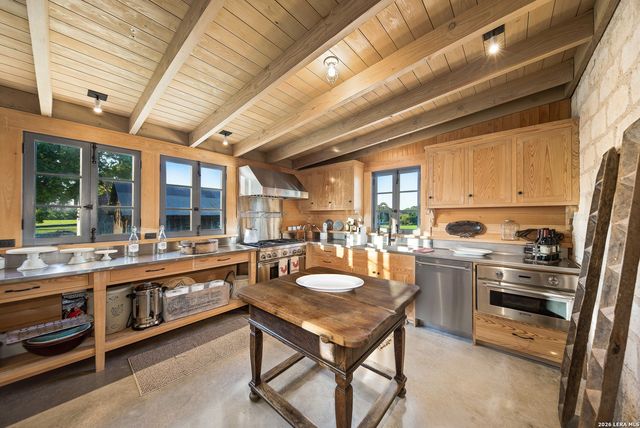 850 SISTERDALE RD, Boerne, TX 78006