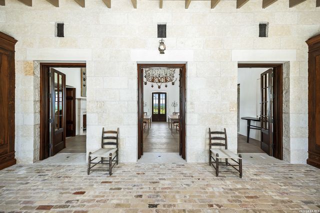 850 SISTERDALE RD, Boerne, TX 78006