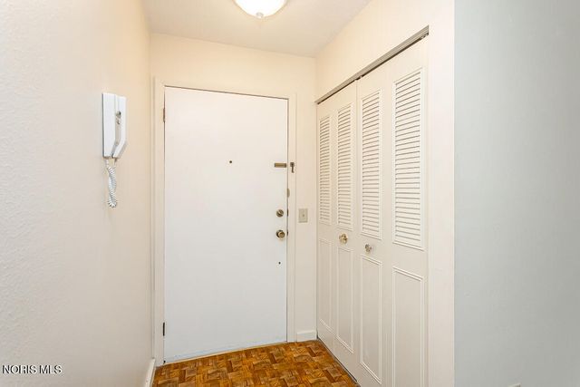6640 Salisbury Road, D208, Maumee, OH 43537