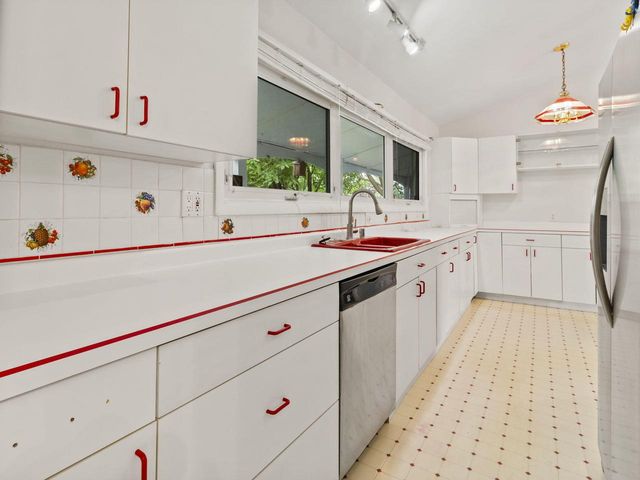 3620 S Sunset DRIVE, Milwaukee, WI 53220