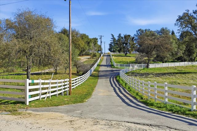 43319 Leach Rd, Ahwahnee, CA 93601