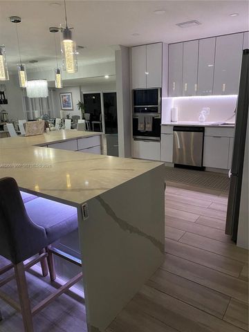 428 N Crescent Dr, Hollywood, FL 33021