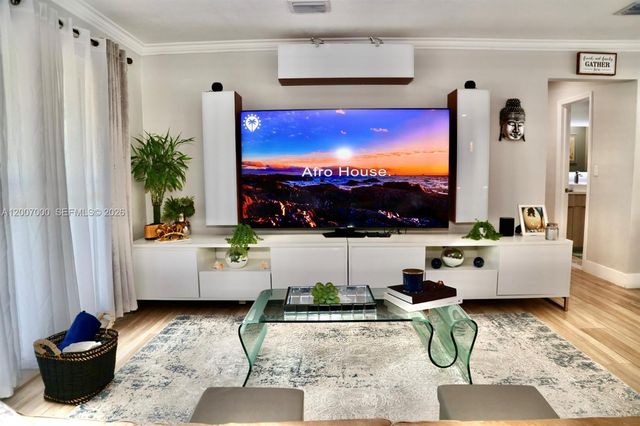 428 N Crescent Dr, Hollywood, FL 33021