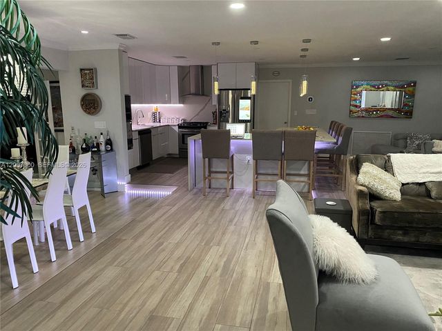 428 N Crescent Dr, Hollywood, FL 33021