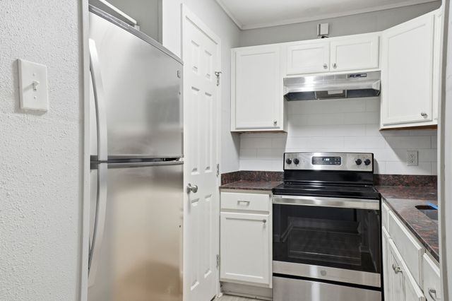 233 Creek Cove Drive, Dallas, TX 75217