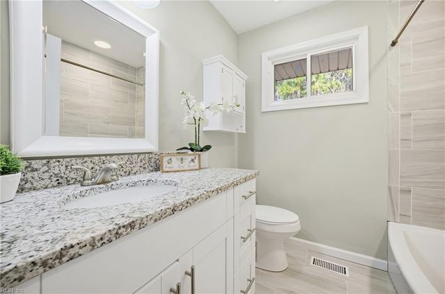 48 Rexford DR, Newport News, VA 23608