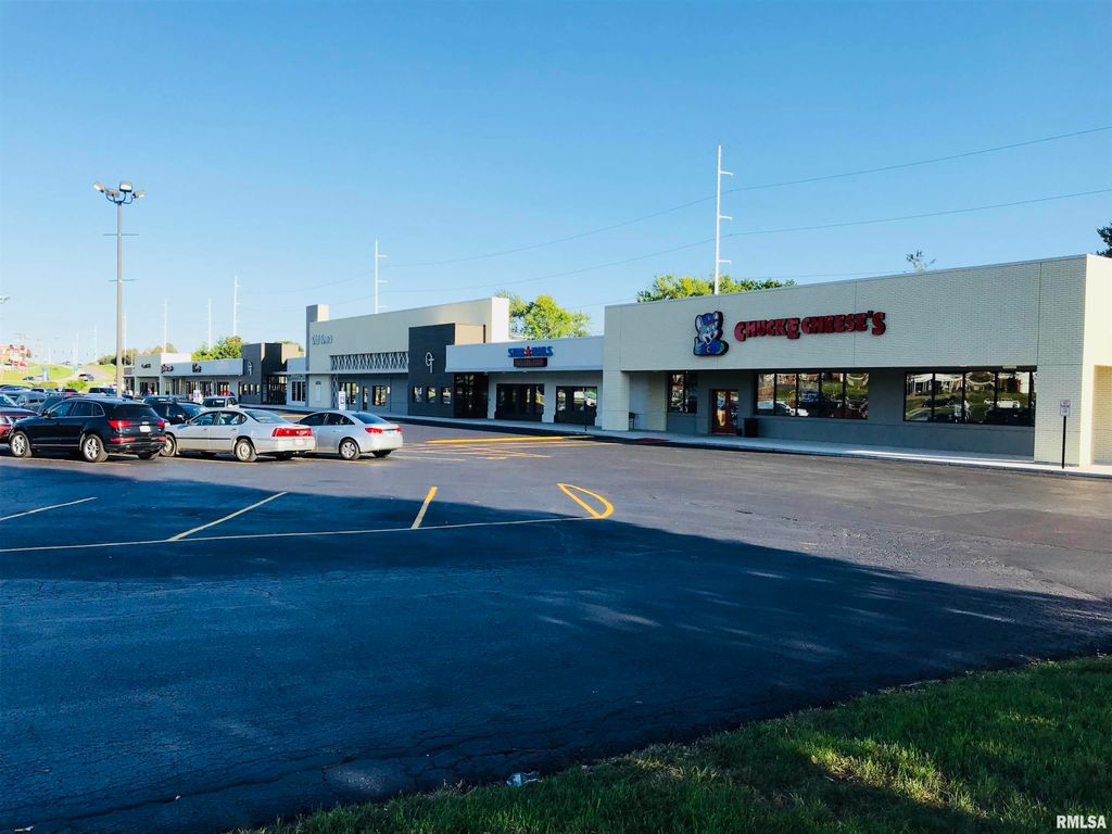 903 E KIMBERLY Road # 20, Davenport, IA 52807