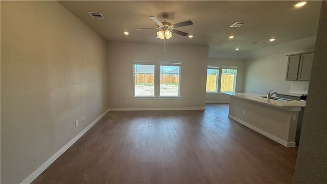 142 Key Largo Dr, Rockport, TX 78382