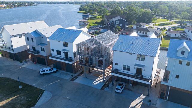43 Commander Runco Lane, Taylor Lake Village, TX 77586