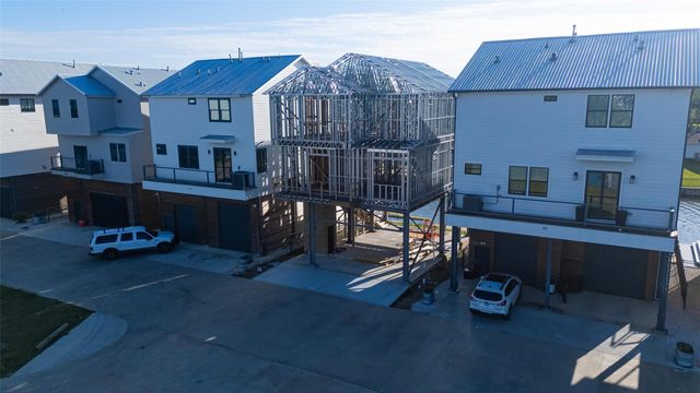 43 Commander Runco Lane, Taylor Lake Village, TX 77586
