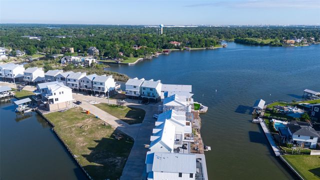 43 Commander Runco Lane, Taylor Lake Village, TX 77586