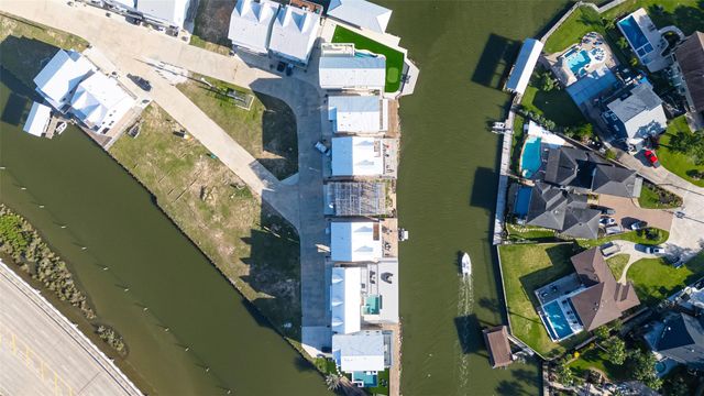 43 Commander Runco Lane, Taylor Lake Village, TX 77586