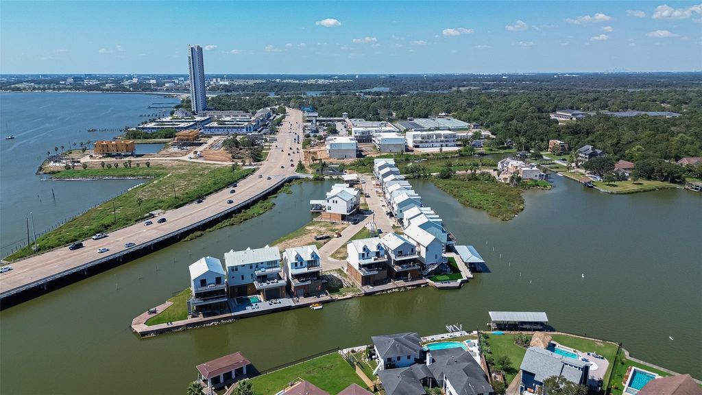 43 Commander Runco Lane, Taylor Lake Village, TX 77586