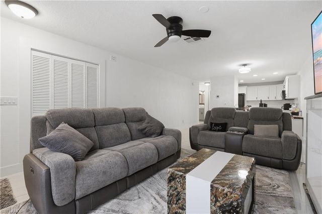 81 Emerald Woods DR M3, Naples, FL 34108