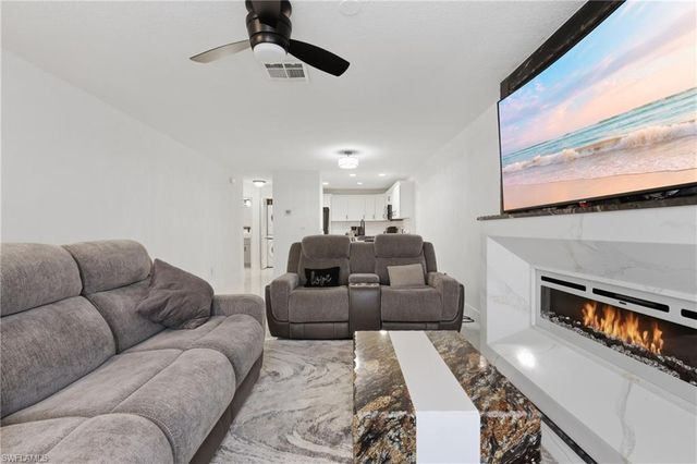 81 Emerald Woods DR M3, Naples, FL 34108