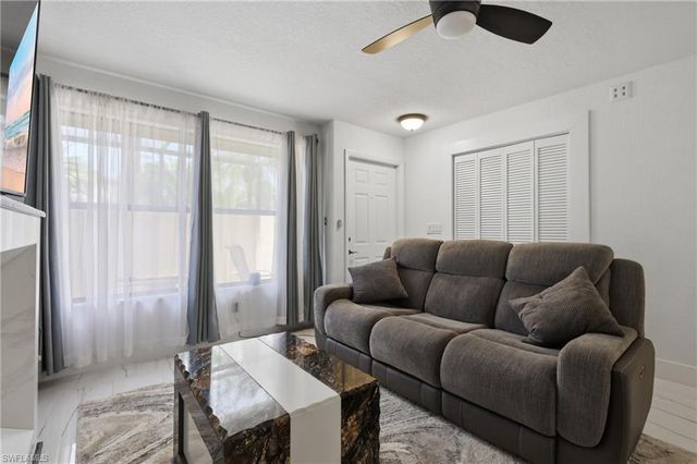 81 Emerald Woods DR M3, Naples, FL 34108