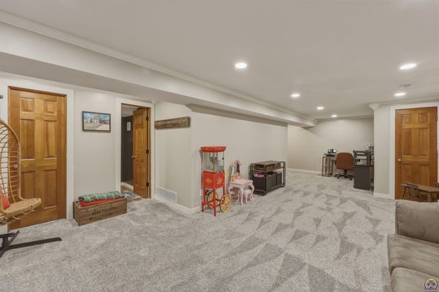 2221 SW Brookfield ST, Topeka, KS 66614