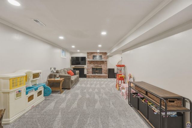 2221 SW Brookfield ST, Topeka, KS 66614