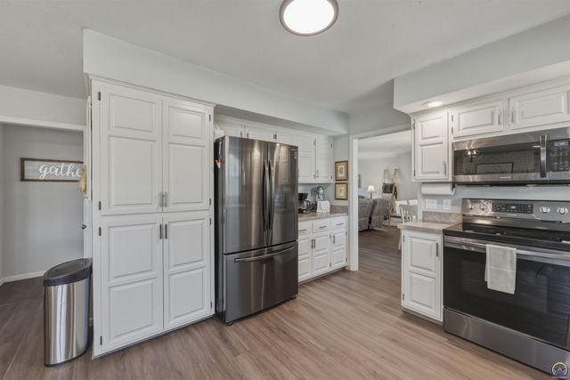 2221 SW Brookfield ST, Topeka, KS 66614