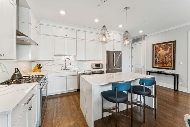 5748 N Hermitage Avenue 410, Chicago, IL 60660