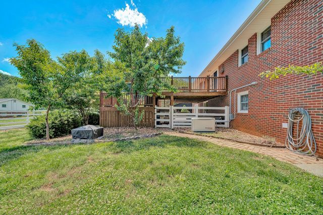 17 Valley View RD, Hardy, VA 24101