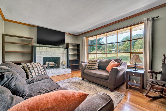 17 Valley View RD, Hardy, VA 24101