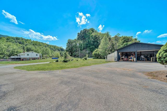 17 Valley View RD, Hardy, VA 24101