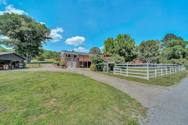 17 Valley View RD, Hardy, VA 24101