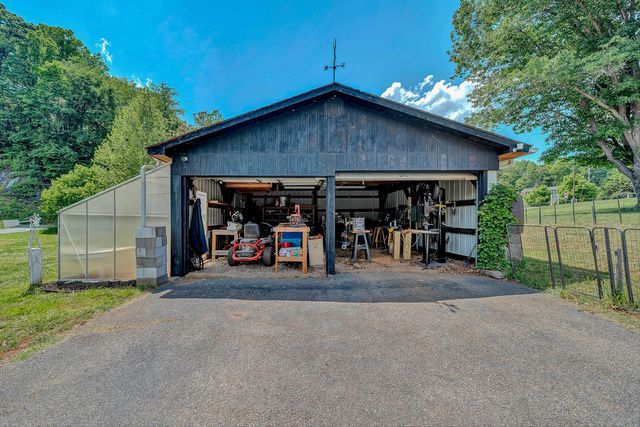 17 Valley View RD, Hardy, VA 24101