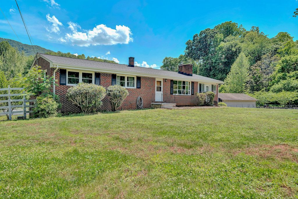 17 Valley View RD, Hardy, VA 24101